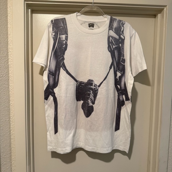 White T-Shirt with Camera/backpacker Print - Vintage Unique - Picture 1 of 8